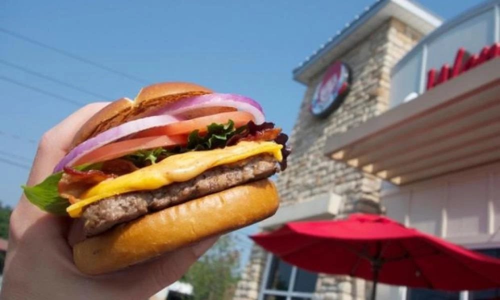 Οι ξενόφερτος γίγαντας της εστίασης που λύγισε από τον εγχώριο ανταγωνισμό